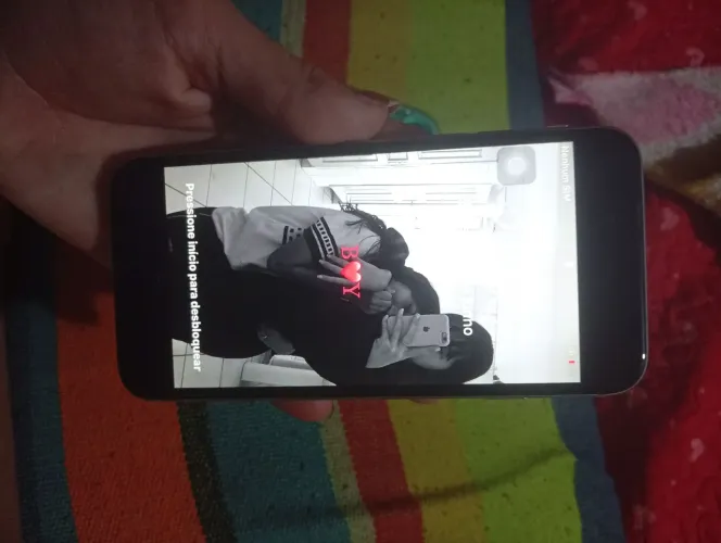 Vendo aphone 6 câmera frontal é vertical estão ótimas iD tbm esta bom tudo original 