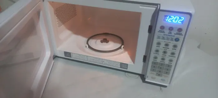 Microondas 220v semi novo