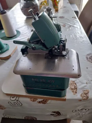 Máquina de costura overlok chinezinha 