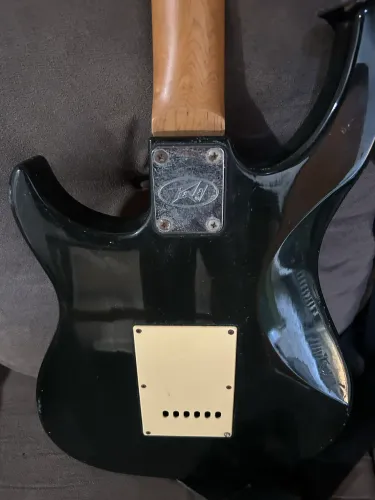 Guitarra Peavey Raptor Plus EXP Preta + Correia + Suporte para parede