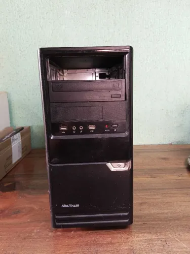 CPU com máquina de jogo retro