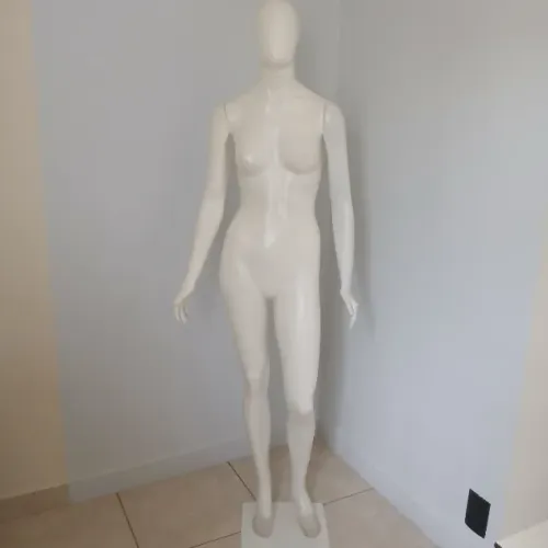 Manequim Feminino Com Braços Cabeça e Pedestal