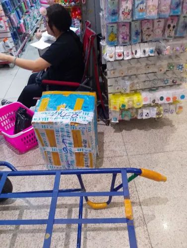Preciso de ajudante geral com ou sem experiência, na organização de estoque de caixas.