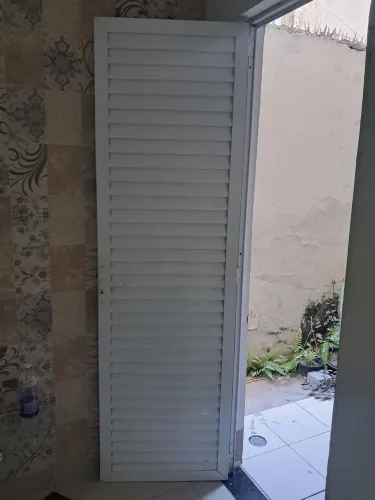 4 portas de alumínio branca. Puxador inox. R$ 5.600