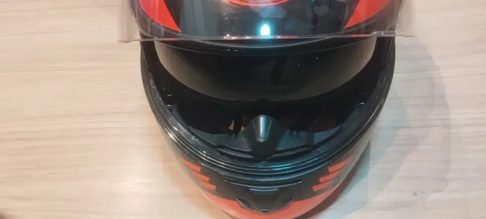 Capacete semi-novo para moto + kit de roupa de shuva usados em ótima condição