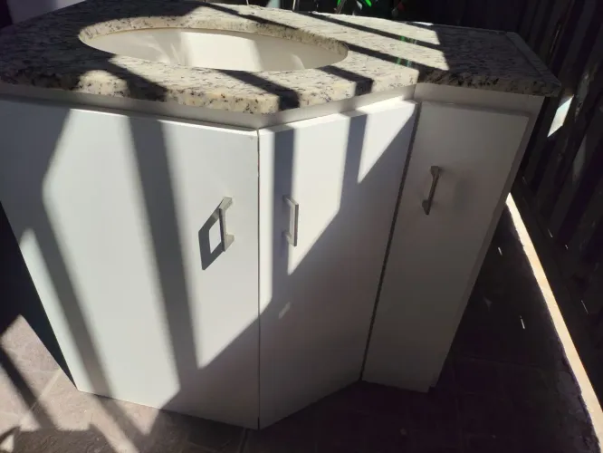 Armário em MDF com pedra de mármore