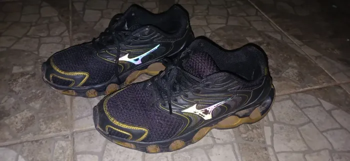 Tênis Mizuno Preto e Dourado