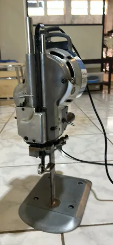 Máquina para cortar espumas e tecidos 