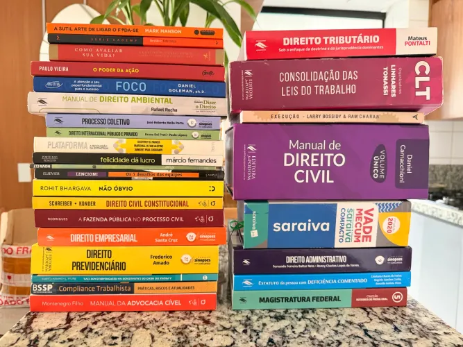 Livros de leis (direito) usados