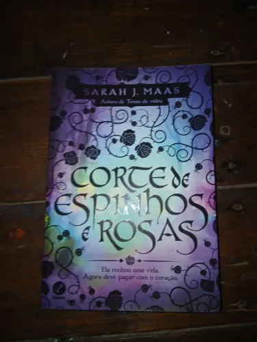 Livro Corse de espinhos e rosas