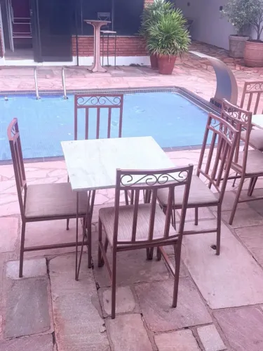 Jogo de mesa com cadeiras (tampo de marmore)