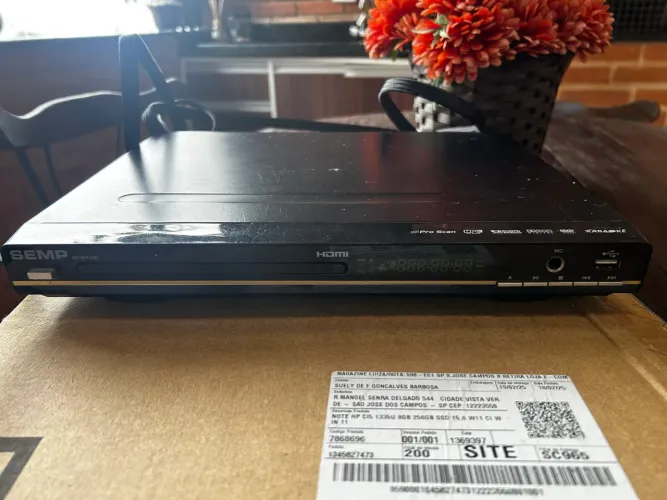 DVD Player Pro Scan com suporte a MP3, Photo JPEG Viewer, Dolby Digital e função Karaokê