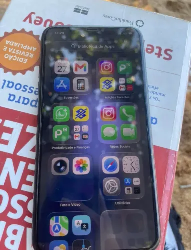 iPhone 11 Pro Max com 4 capinhas