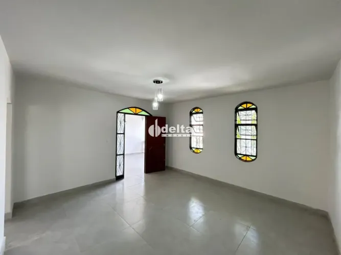 Casa residencial com 5 quartos sendo 1 suíte disponível para locação no bairro Brasil em U