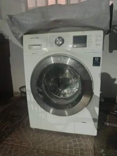 Máquina de lavar roupa com defeito