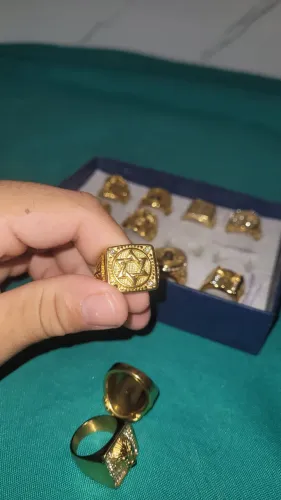 Anel de aço banhado a ouro