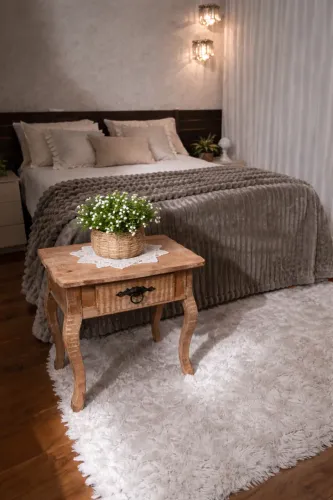 Mesinha de cabeceira de madeira 