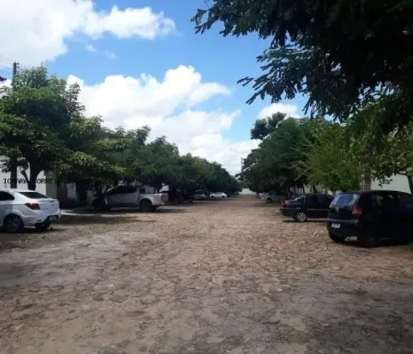 Alugo APT Semi-Mobiliado em Frente X com o Portão de Entrada da Uninovafapi