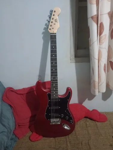 Guitarra strato + alça de guitarra