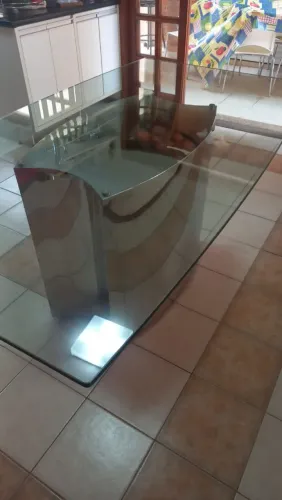 Vendo mesa de jantar com base de inox e tampo de vidro de 20 mm, medindo 2,00 X 1,00