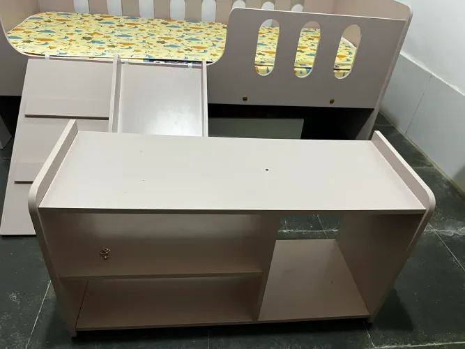 Mini cama montessori com sapateira e escorrega