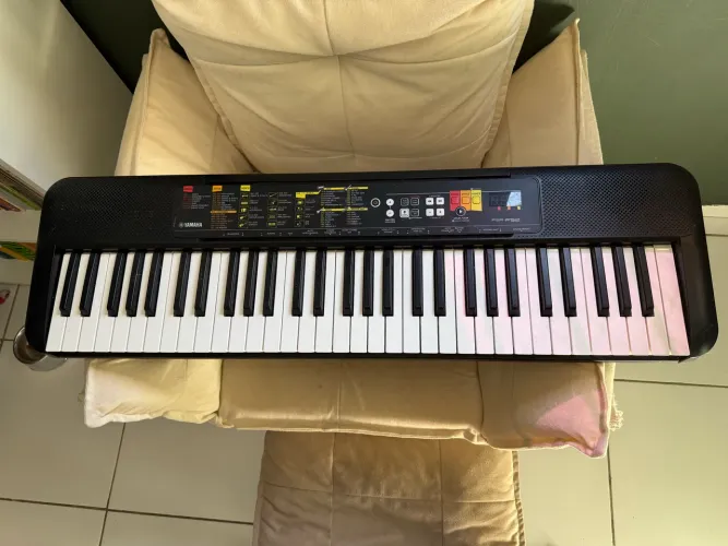 Teclado Yamaha PSR-F52 + Suporte + Suporte para Partitura