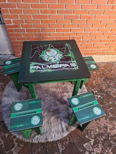 Mesa de madeira com 4 banquetas Palmeiras