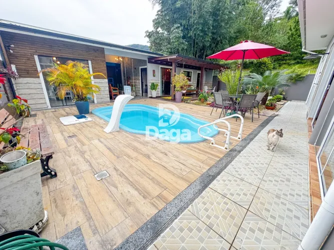 Casa com 5 Dormitórios - Piscina e Área Gourmet no Córrego Grande