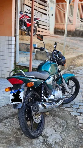 Titan 150 carburada em bom estado de conservação.