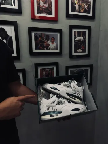 Jordan 4 remastered verde autografado pelo Gui Santos da NBA