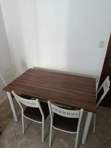 MESA E CADEIRAS MARROM COM DETALHES EM BRANCO