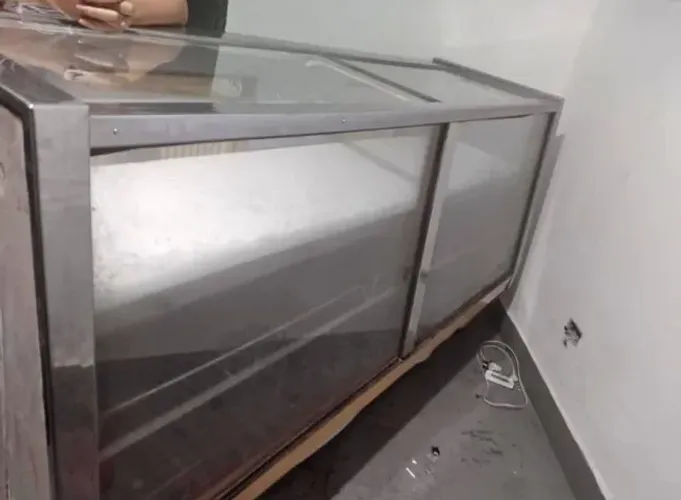 balcão expositor inox gelando perfeitamente