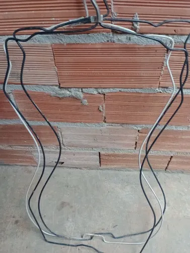 Vendo 3 cabides sinueta de metal por R$ 15,00 cada