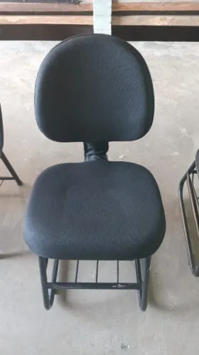 Cadeira fixa estofada