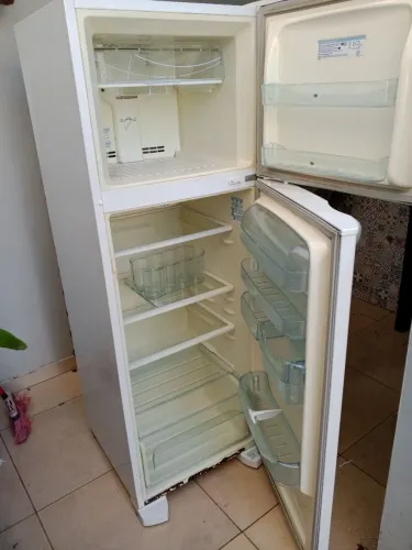 Geladeira Eletrolux 360 LTS - precisa trocar o termostato - ótimo estado e motor bom