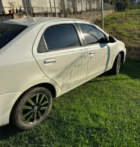 Toyota Etios Platinum Sed. 1.5 Flex 16V 4P Mec. 2015