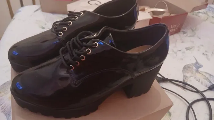 Vendo bota verniz preta nova na embalagem 