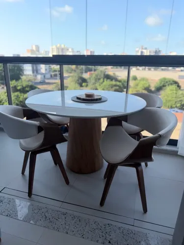 Mesa de Jantar Redonda com 4 Cadeiras | Design Sofisticado | Impecável