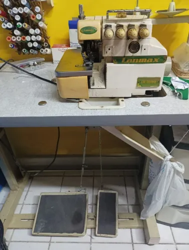Máquina industrial ponto cadeia R$2500,00 Mesa nova toda revisada com ponto excelente.E ve