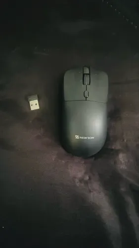Mause sem fio com receptor USB (dongle), funcionando perfeitamente.