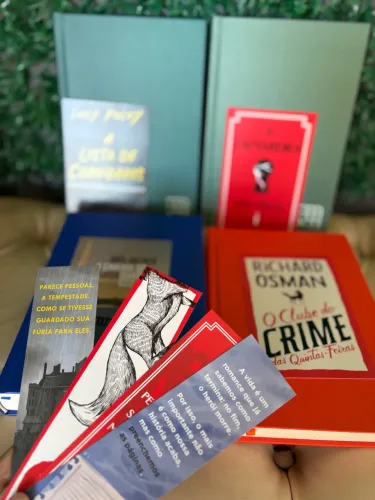 4 Livros da coleção Intrínsecos , capas com edições especiais.