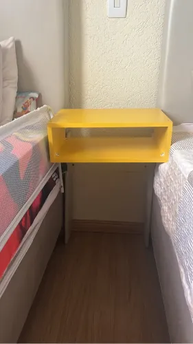 Nicho suspenso amarelo