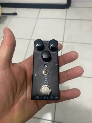 Pedal de distorção para guitarra