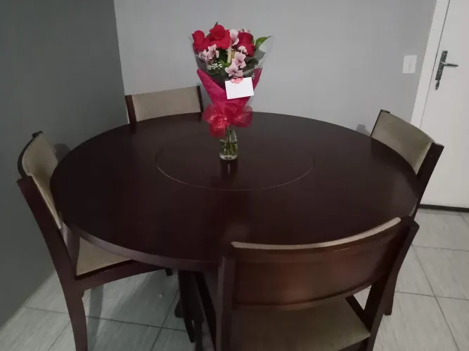 Mesa com centro giratório + 4 cadeiras