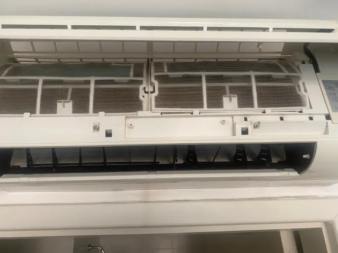 Limpeza e manutenção de ar condicionado funcionando 