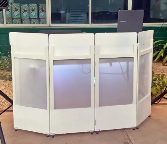 Cabine simples frontal de DJ dobrável, feita em MDF branco com painéis em acrílico