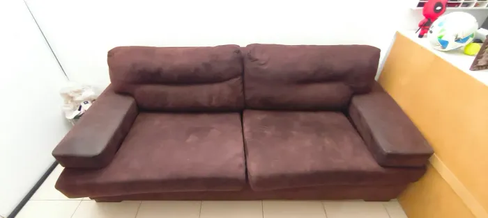 Sofá 2 Lugares Grande em Suede Marrom - Confortável e Conservado