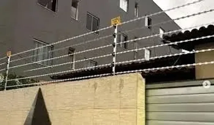 Cerca elétrica com concertina linear