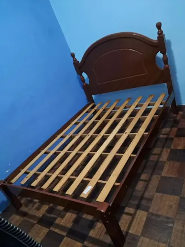 Cama de casal (madeira maciça) + colchão usado.