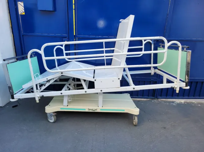 Cama hospitalar manual com 2 manivel (Vira poltrona)as